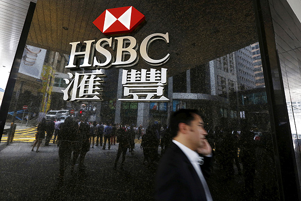 Homem caminha em frente a filial do HSBC em Hong Kong, China