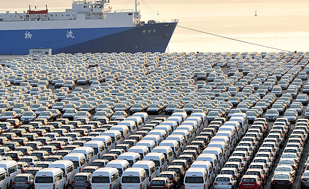Carros em porto de Dalian, na provncia de Liaoning, China
