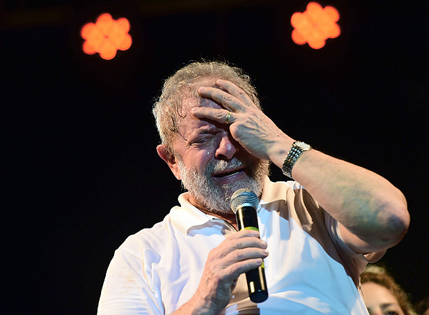 TOPSHOT - Brazilian former President (2003-2011) Luiz Inacio Lula Da Silva gestures as he delivers a speech during a rally in support of Brazilian President Dilma Rousseff in Rio de Janeiro, Brazil on April 11, 2016. A congressional committee on Monday recommended impeachment of Rousseff, setting the stage for a crucial vote in the lower house to decide whether she should face trial. / AFP PHOTO / CHRISTOPHE SIMON