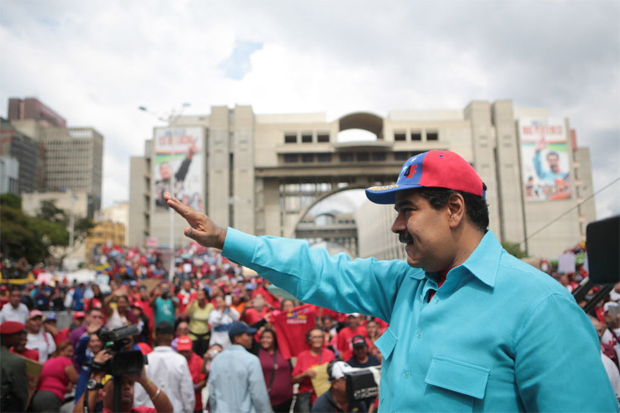 Presidente da Venezuela, Nicols Maduro, cumprimenta apoiadores em comcio no centro de Caracas