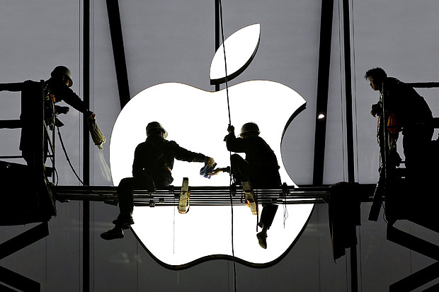 Trabalhadores se preparam para abertura da loja da Apple na China: podcast é dúvida