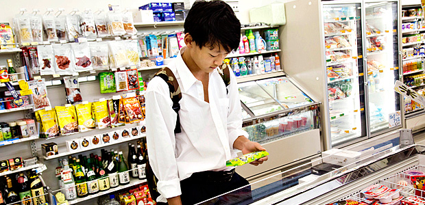 Crédito: Ko Sasaki/The New York TimesLegenda: Consumidor japonês em supermercado.