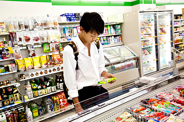 Consumidor japons segura picol em supermercado 