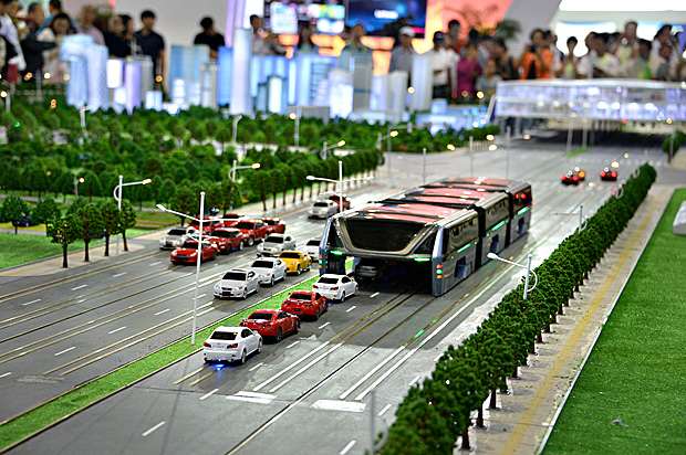 China apresenta modelo de ônibus capaz de trafegar sobre outros veículos