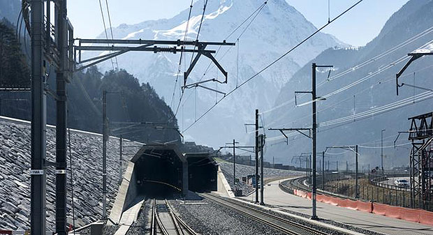 Aps 17 anos de obras, tnel St. Gotthard, nos Alpes, consegue sair do papel tendo mantido o cronograma de execuo e sem os custos terem explodido