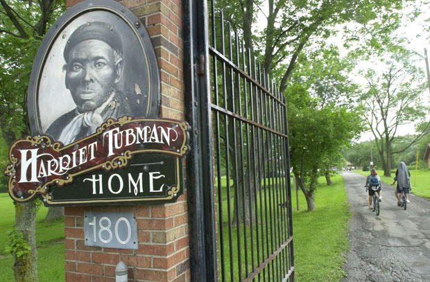 Crianas andam de bicicleta perto da casa de Harriet Tubman Home na cidade de Auburn, Nova York