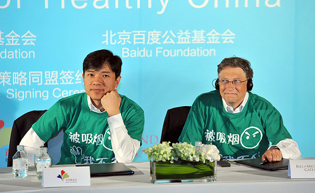 Robin Li, executivo-chefe do Baidu, e Bill Gates, da Microsoft, em evento em Pequim, na China