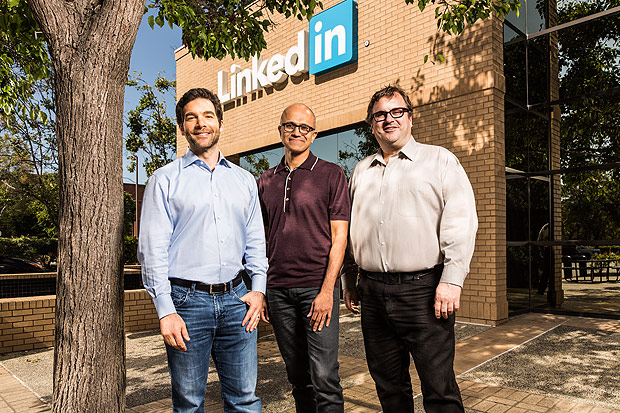Weiner, presidente do LinkedIn, Satya Nadella, da Microsoft, e Reid Hoffman, cofundador do LinkedIn