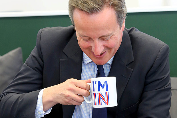 Premi britnico, David Cameron, com xcara que diz "estou dentro", em aluso ao plebiscito