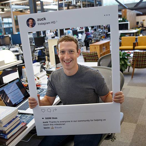 Zuckerberg comemora 500 milhões de usuários do Instagram; à esquerda, laptop com fita adesiva