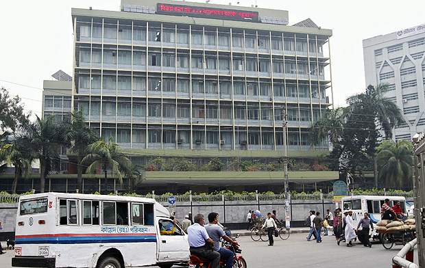 Pedestres passam em frente ao prdio do banco central de Bangladesh 