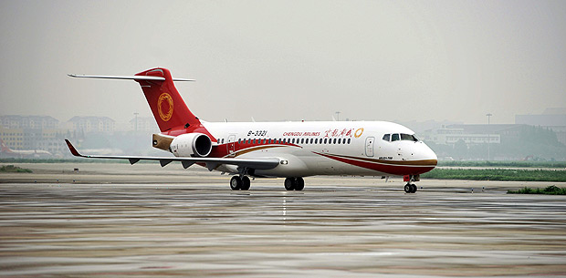 Primeiro voo do jato ARJ21-700 chega ao aeroporto de Xangai aps decolar de Chengdu