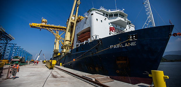 Navio no porto de Santos; pas reforou barreiras a importao de produtos da indstria