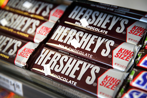 (FILES) This file photo taken on July 15, 2014 shows Hershey's chocolate bars for sale in Chicago, Illinois. US chocolate maker Hershey said June 30, 2016 it had rejected a preliminary takeover bid of about $23 billion from food giant Mondelez, whose brands include Cadbury.The Hershey board of directors said it 