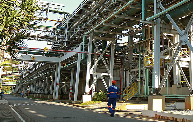 Operrio na indstria Carbocloro, em Cubato (SP): produo industrial ficou estvel em maio