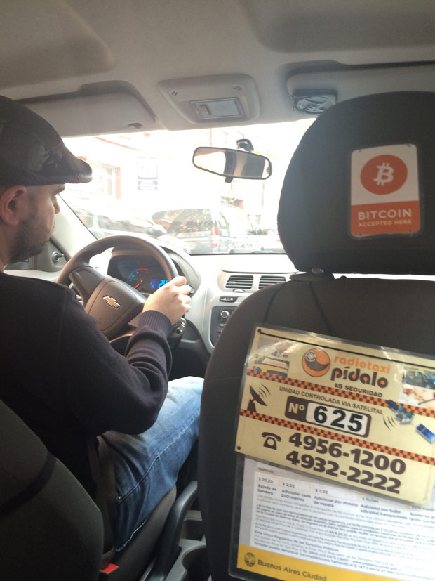Taxi de Buenos Aires que aceita pagamentos em bitcoin Foto: Luciana Dyniewicz /Folhapress ***DIREITOS RESERVADOS. NO PUBLICAR SEM AUTORIZAO DO DETENTOR DOS DIREITOS AUTORAIS E DE IMAGEM***