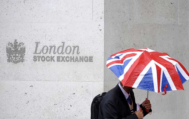 Homem passa em frente  London Stock Exchange, em Londres