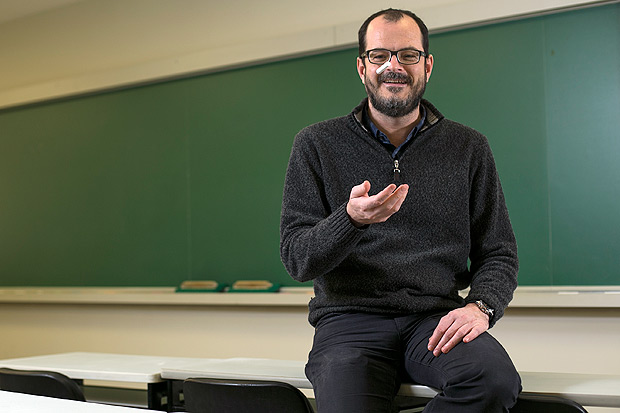 O professor e economista, Rodrigo Soares, 44, em uma das salas de aula da FGV, em São Paulo