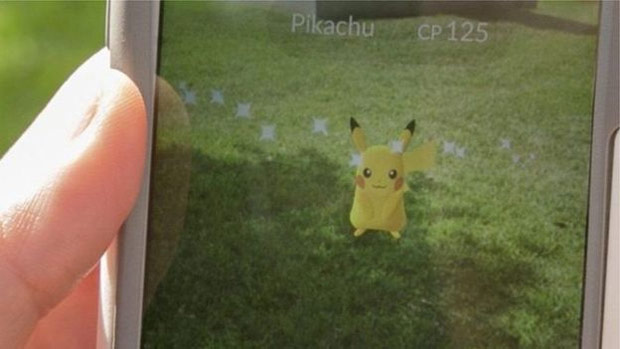 BBC. 'Pikachu ficaria envergonhado': polcia d bronca em irlands que entrou em rua movimentada para pegar Pokemon raro. Caa por Pokemon Go j virou febre nos pases onde jogo foi lanado 