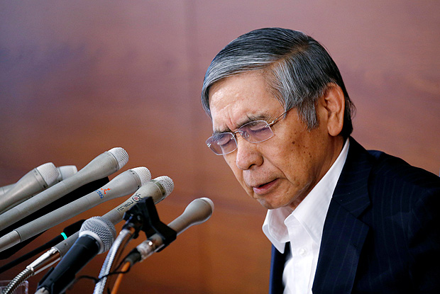 Presidente do Banco do Japo, Haruhiko Kuroda, aps aumentar programa de estmulos