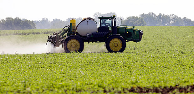 Mquina agrcola faz pulveriazao de soja, em Granger (EUA). *** FILE - This July 11, 2013, file photo shows Blake Beckett of West Central Cooperative as he sprays a soybean field, in Granger, Iowa. Faced with tougher and more resistant weeds, corn and soybean farmers are anxiously awaiting government decisions on a new version of a popular herbicide _ and on genetically modified seeds to grow crops designed to resist it. The Environmental Protection Agency is expected to rule in the fall of 2014 on Dow AgroSciences application to market Enlist, a new version of the 2,4-D herbicide thats been around since the 1940s.(AP Photo/Charlie Neibergall, File)