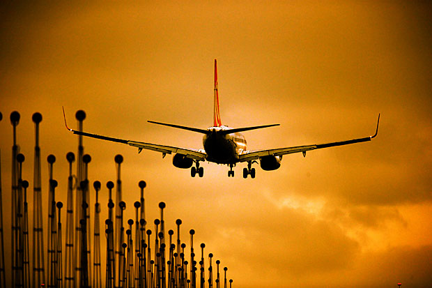 14/07/2016- São Paulo, Brasil- Recessão atinge companhias aéreas brasileiras e oferta de voos pode diminuir. Na foto: avião pousa no aeroporto Internacional de São Paulo.( Fotos Publicas)