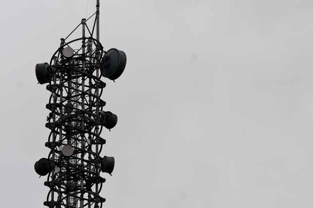 Torre de telefonia celular da Vivo na avenida Dr. Chucri Zaidan, em So Paulo