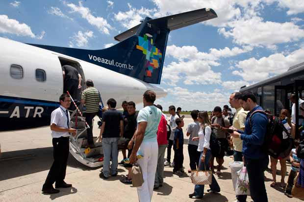 Passageiros embarcam em voo da companhia area Azul