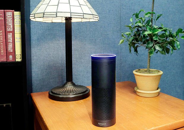 O Amazon's Echo, assistente virtual que responde a comando de voz de seus usurios