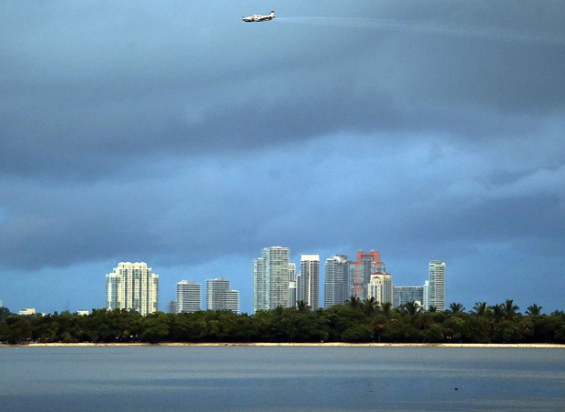 Avio espalha pesticida em regio de Miami com zika