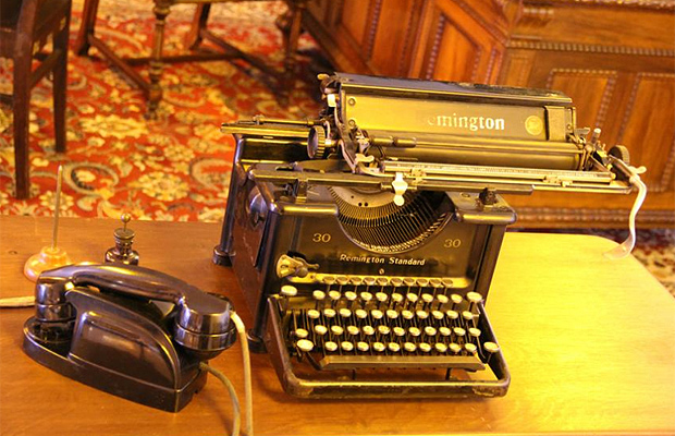 Mquina de escrever e telefone no Museu da Escola de Minas Gerais