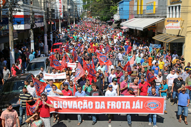 Protesto de operrios da Mercedes-Benz contra demisses em So Bernardo (SP) em 17 de agosto