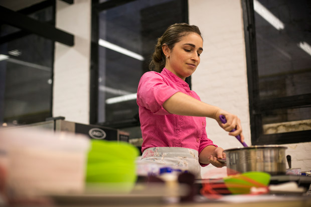 A confeiteira Danielle Trolezi prepara brigadeiro na cozinha Hub Food, em Perdizes (SP) 