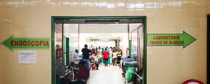 Pacientes aguardam leito no corredor do Hospital Geral de Vitoria da Conquista (HGVC), na Bahia Eduardo Knapp/Folhapress