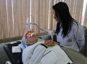 Paciente faz terapia fotodinâmica, criada por equipe da USP, para tratar câncer de pele Divulgação