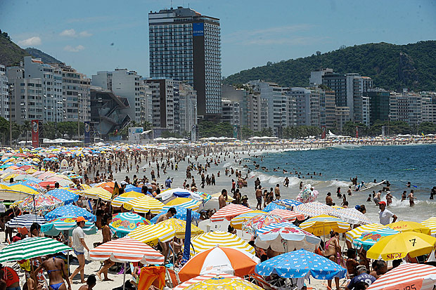  Rio de Janeiro - Praia de Copacabana no primeiro final de semana do vero no Rio de Janeiro.