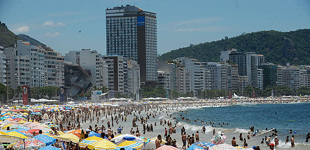  Rio de Janeiro  Praia de Copacabana no primeiro final de semana do vero no Rio de Janeiro.