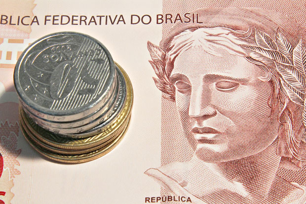 30/10/2014 - Brasil - Pela primeira vez em seis meses, o Banco Central (BC) alterou os juros básicos da economia. Por 5 votos a 3, o Comitê de Política Monetária (Copom) decidiu elevar a taxa Selic para 11,25% ao ano. A taxa está no maior nível desde novembro de 2011, quando estava em 11,5% ao ano nota de real | fotos publicas