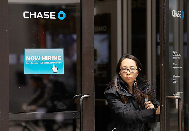 Cartaz com frase "Estamos contratando" em frente a escritório do banco Chase na Califórnia (EUA)