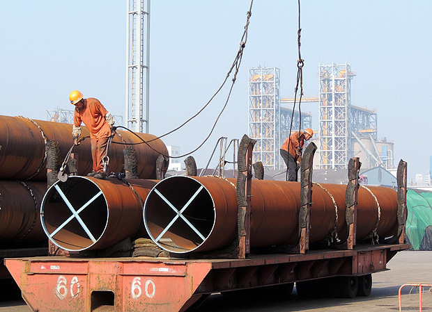Trabalhadores chineses em porto de Lianyungang, China: importao chinesa cresceu 1,5% em agosto