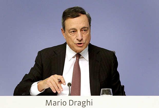 Mario Draghi, presidente do BCE, diz que estuda alterar programa de compra de ativos