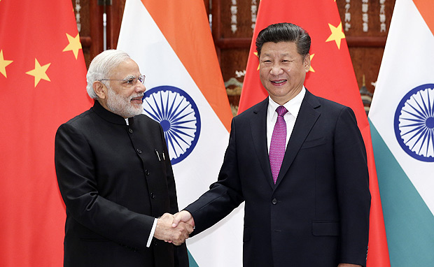 O primeiro-ministro da ndia, Narendra Modi, cumprimenta o lder chins, Xi Jinping, durante reunio do G20 na China