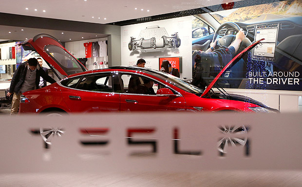 Chins responsabiliza funo "piloto automtico" de carro da Tesla por morte do filho