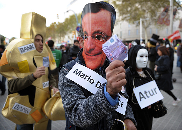 Manifestante protesta em Barcelona com mscara do presidente do BCE, Mario Draghi