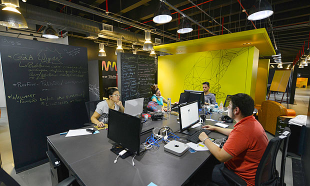 Empreendedores trabalham em escritrio da Wayra, aceleradora de start-ups da Telefnica