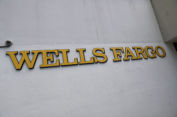 Logo do Wells Fargo em prdio do banco em Miami, Flrida