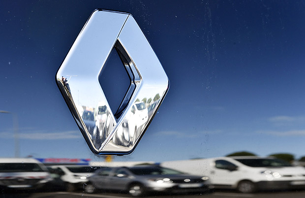 (FILES) This file photo taken on January 15, 2016, in Saint-Herblain, western France, shows the logo of carmaker Renault on one of its cars. Renault on July 28, 2016 posted a 7.5 percent increase in net profit in the first half, a result the French automaker said was a record in terms of profitability. Net profit came in at 1.5 billion euros ($1.66 billion) on sales of 25.2 billion euros, up 13.5 percent, as strong sales of new car models kicked in. "Success of our new models, our regional diversification and the efforts of all our employees have allowed the group to set a new record for its first half operating margin and to have confidence in the outlook for the full year", the company's chairman Carlos Ghosn said in a statement. / AFP PHOTO / LOIC VENANCE ORG XMIT: 040