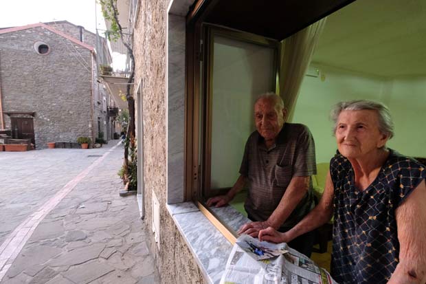 Antonio Vassallo, 100, e sua mulher, Amina Fedollo, 93, em sua casa em Acciaroli, no sul da Itlia