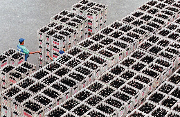 ORG XMIT: 580501_0.tif Engradados de cerveja na fbrica da Antarctica no bairro da Mooca, em So Paulo (SP). (So Paulo, SP, 04.03.2004. Foto de Roosevelt Cssio/Folhapress) 