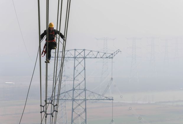 (151127) -- HUAI'AN, noviembre 27, 2015 (Xinhua) -- Un tcnico examina la lnea de transmisin del Proyecto de Lnea de Transmisin de Ultra Alto Voltaje (UHV, por sus siglas en ingls) de Huainan-Nanjing-Shanghai, en Huai'an, provincia de Jiangsu, en el este de China, el 27 de noviembre de 2015. El proyecto de Lnea de Transmisin de UHV de Huainan-Nanjing-Shanghai, que tiene una longitud de 759 kilmetros y se extiende al este de Anhui, Jiangsu y Shanghai de China, se espera que entre en operacin en 2016. (Xinhua/Zhou Haijun) (jg) (fnc)